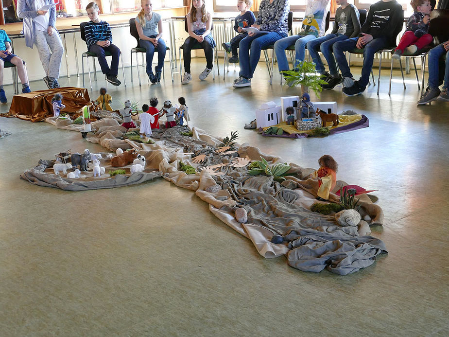 Kinderkarfreitagsliturgie im Gemeindezentrum (Foto: Karl-Franz Thiede)